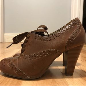 Oxford, lace up heeled booties size 7